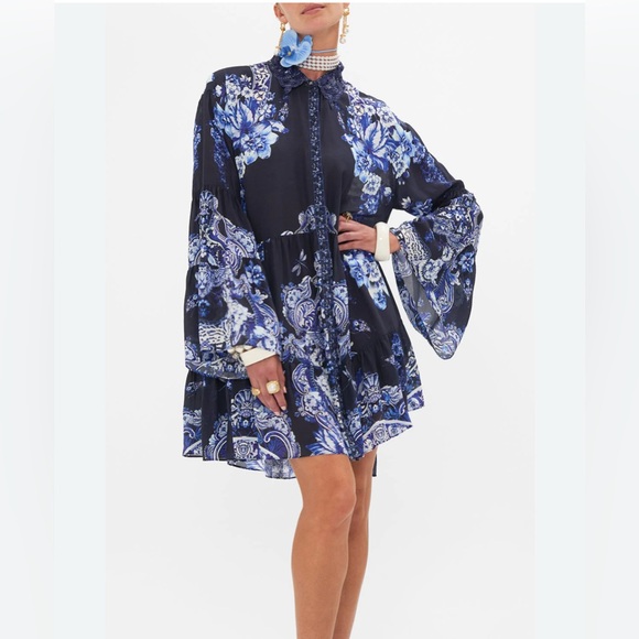 NWOT 800.00 CAMILLA
Tiered Dress With Cutwork Lace Collar Delft Dynasty Medium - Picture 1 of 4